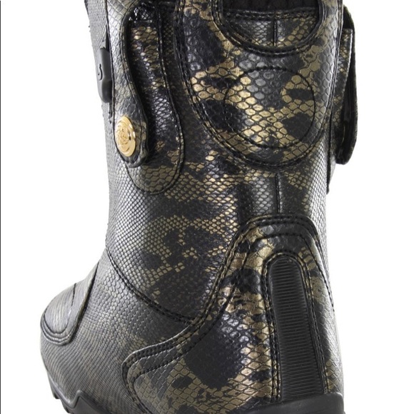 NEW in The Box Burton Modern Snowboard Boots! - Picture 4 of 4